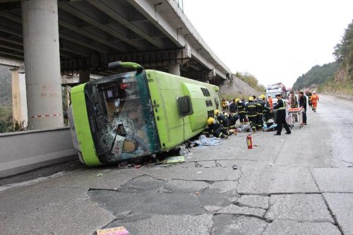 大客车翻车19人伤亡