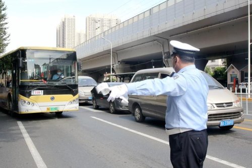 为什么公交车超多少人都可以，而其他车超一两个人就违章被罚？