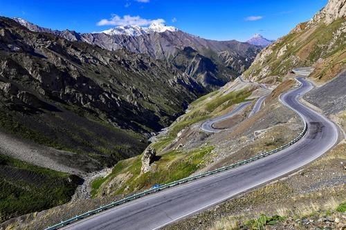 请问从北京去新疆自驾游，道路有没有盘山公路和高架桥？本人恐高症？要注意什么？