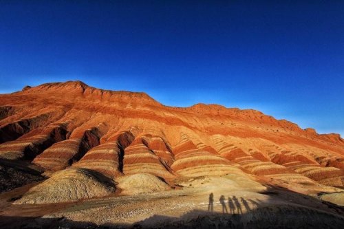 去张掖旅游的话，哪些地方可以去，哪些好吃的可以吃？