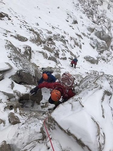 女大学生四姑娘山坠亡，假如她有保险，保险公司赔不赔？