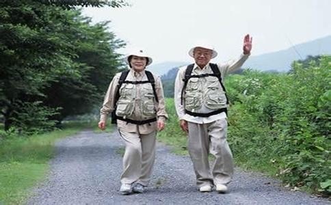 老人独自出去旅游好还是与子女一起好？